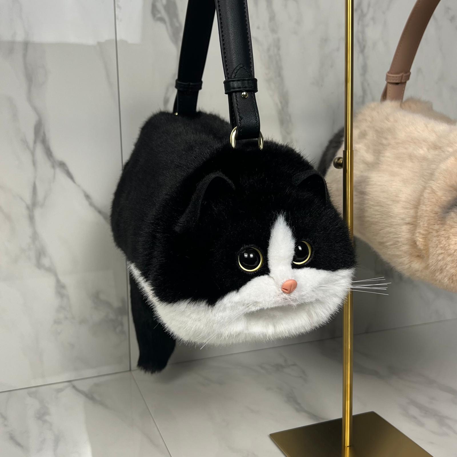 A realistic feline - inspired purse that makes a sensation everywhere (Black and White ) - | Zavonix