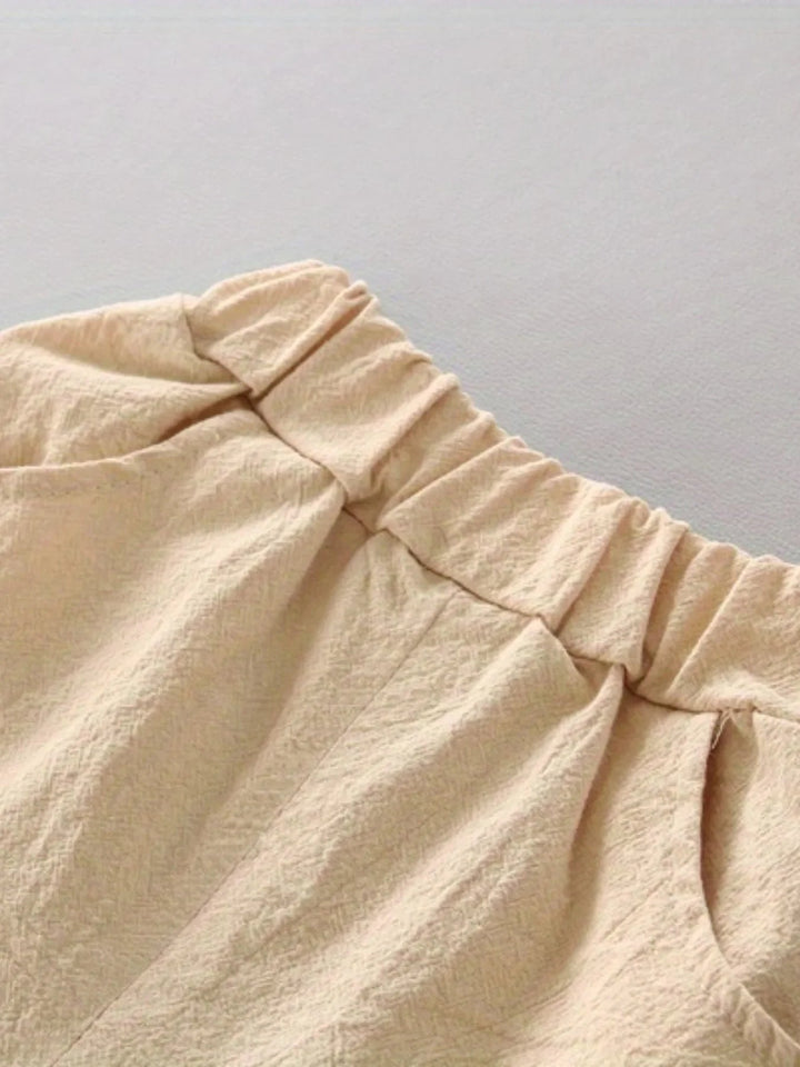 Gathered elastic waistband on the beige shorts