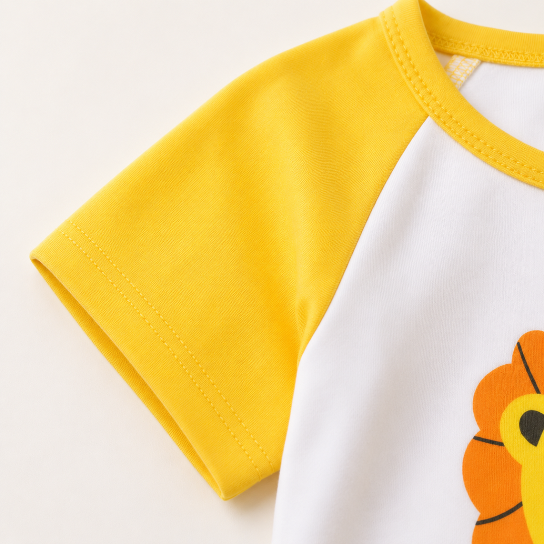 Yellow short sleeve and stitched hem on the lion-print cotton shirt.