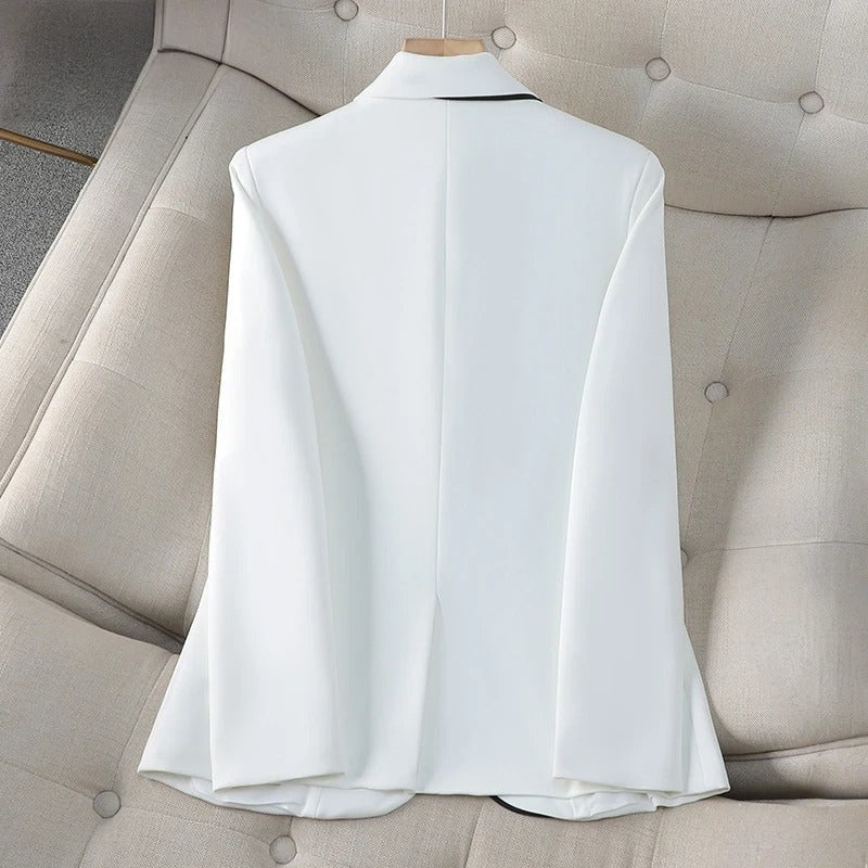 Tailored Women's Blazer with Contrast Details and Sleek Fit